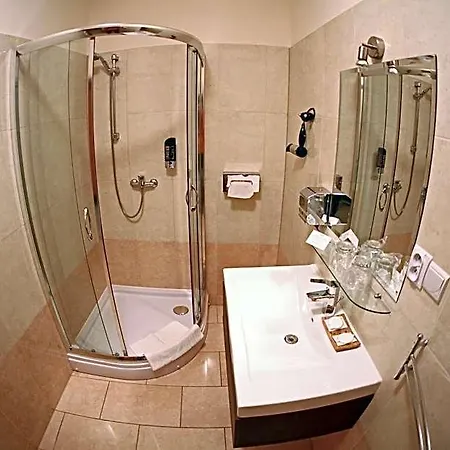 Szálloda Centrum With Free Parking 4*