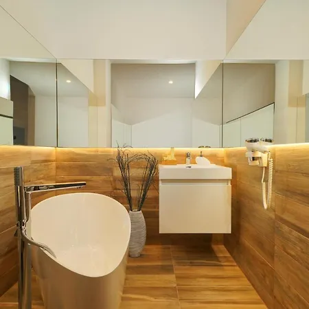 מלון Centrum With Free Parking 4*